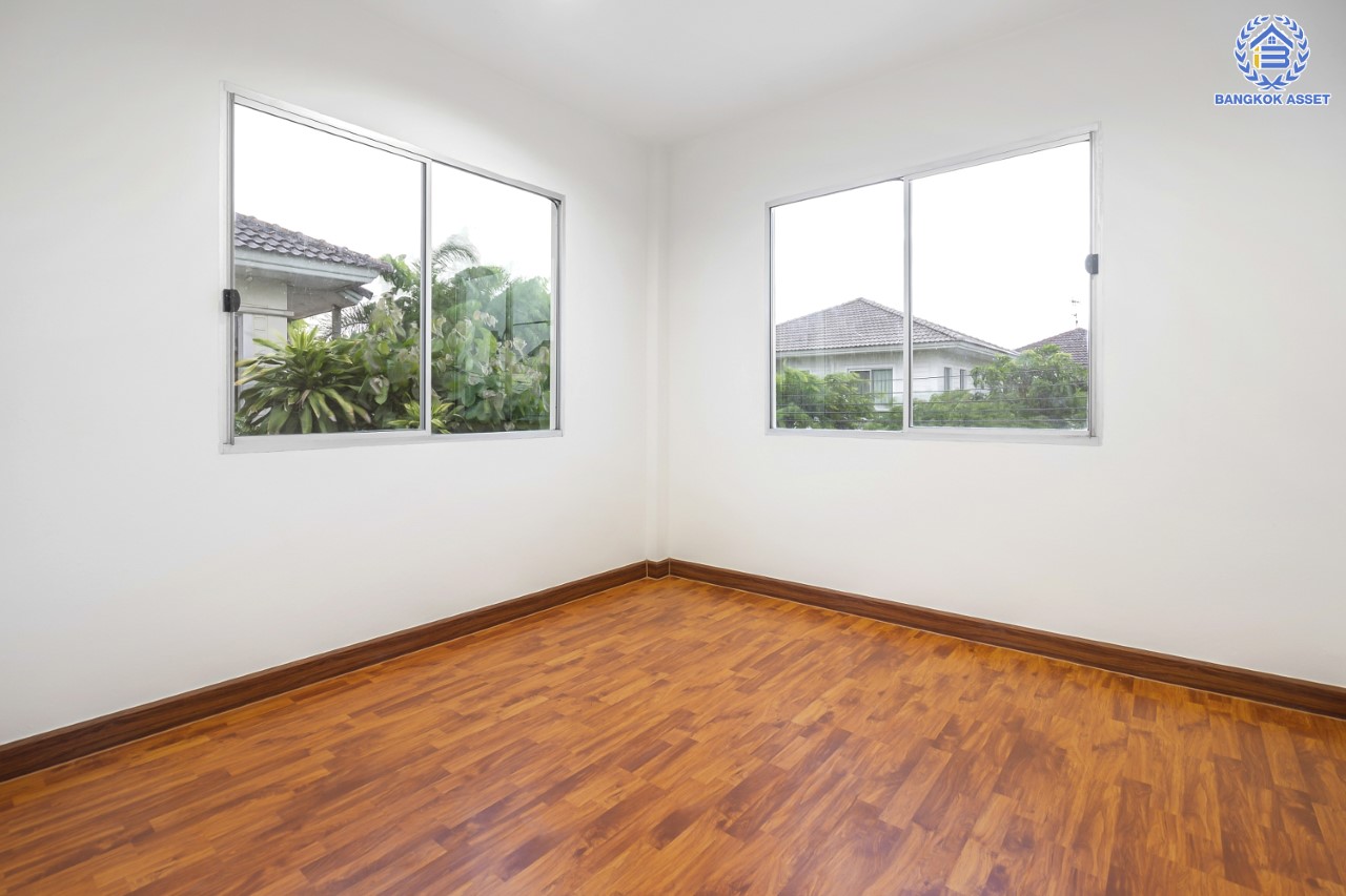 บ้านมือสองตกแต่งใหม่ แบรนด์ L&H ม.พฤกษ์ลดา ติวานนท์-ราชพฤกษ์ เนื้อที่ 51.9 ตร.ว. ฟังก์ชัน 3 ห้องนอน 2 ห้องน้ำ จอดรถได้ 2 คัน บนทำเลติดถนน 345 เชื่อมต่อหลายเส้นทาง ใกล้ทางด่วน "ศรีสมาน"